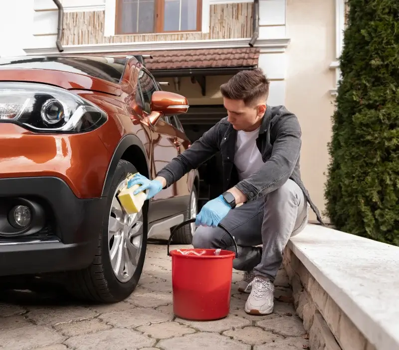 Lavage auto à domicile Saint-Désirat : professionnel intervenant sur un véhicule